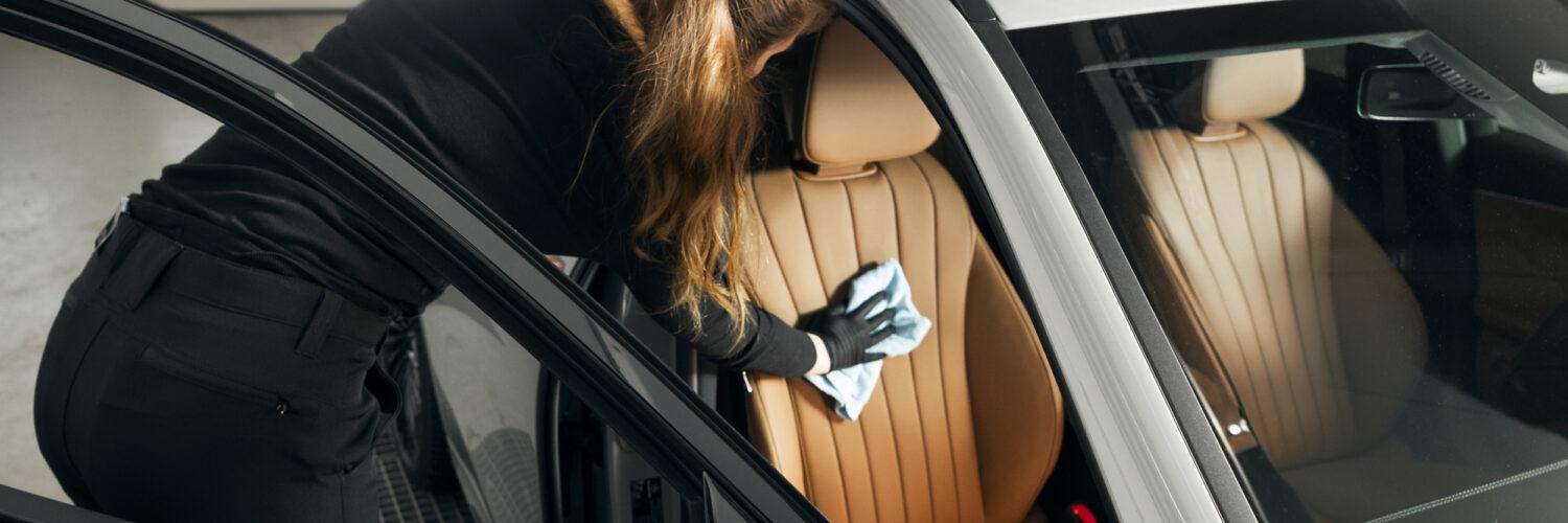 Auton sisäpesussa myös auton penkit pestään huolellisesti.