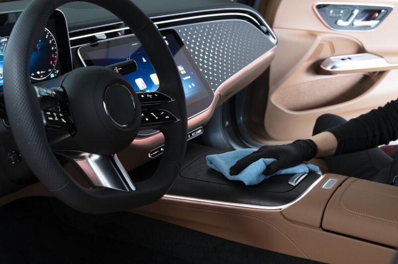 Säännöllinen auton sisäpuhdistus pitää sisäilman raikkaana ja lisää ajoturvallisuutta ja -mukavuutta.