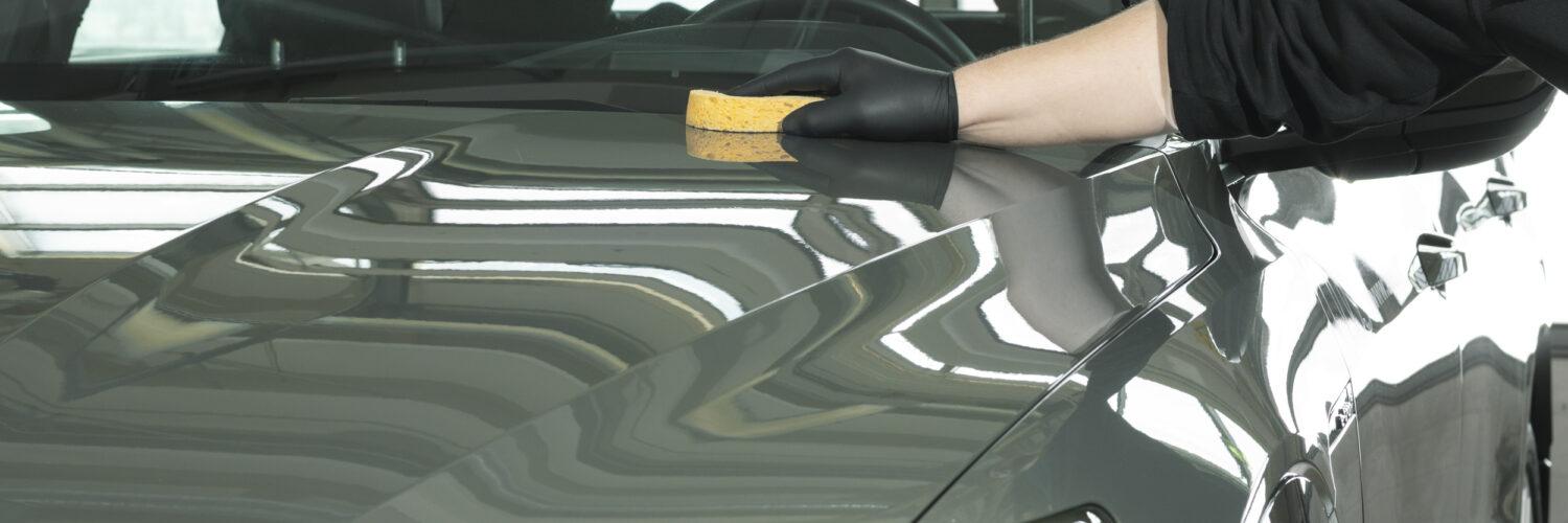 Keraaminen pinnoite asennetaan maalipinnalle käsin huolellisen auton käsinpesun jälkeen