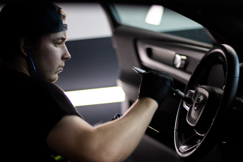 Kliini autokäsittelyn käsityötä